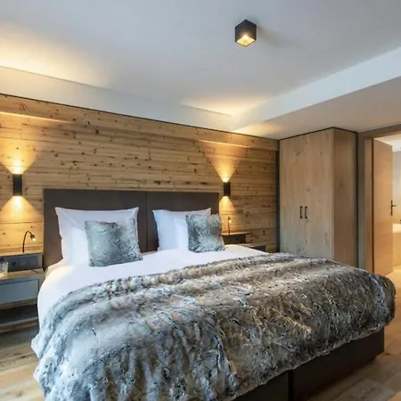 Beautiful Contemporary 2 Bedroom *